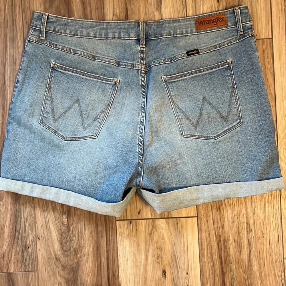 Wrangler Women's Rolled Denim Shorts Light Wash Stretch NWT 18W
